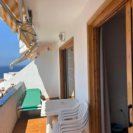 662 - Garden - 1 Bedroom With Terrace דירה אדחה