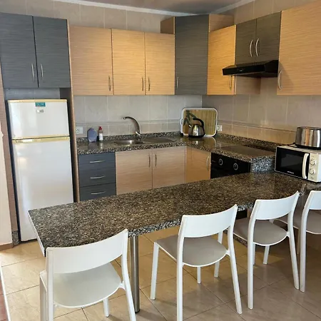 662 - Garden - 1 Bedroom With Terrace דירה אדחה